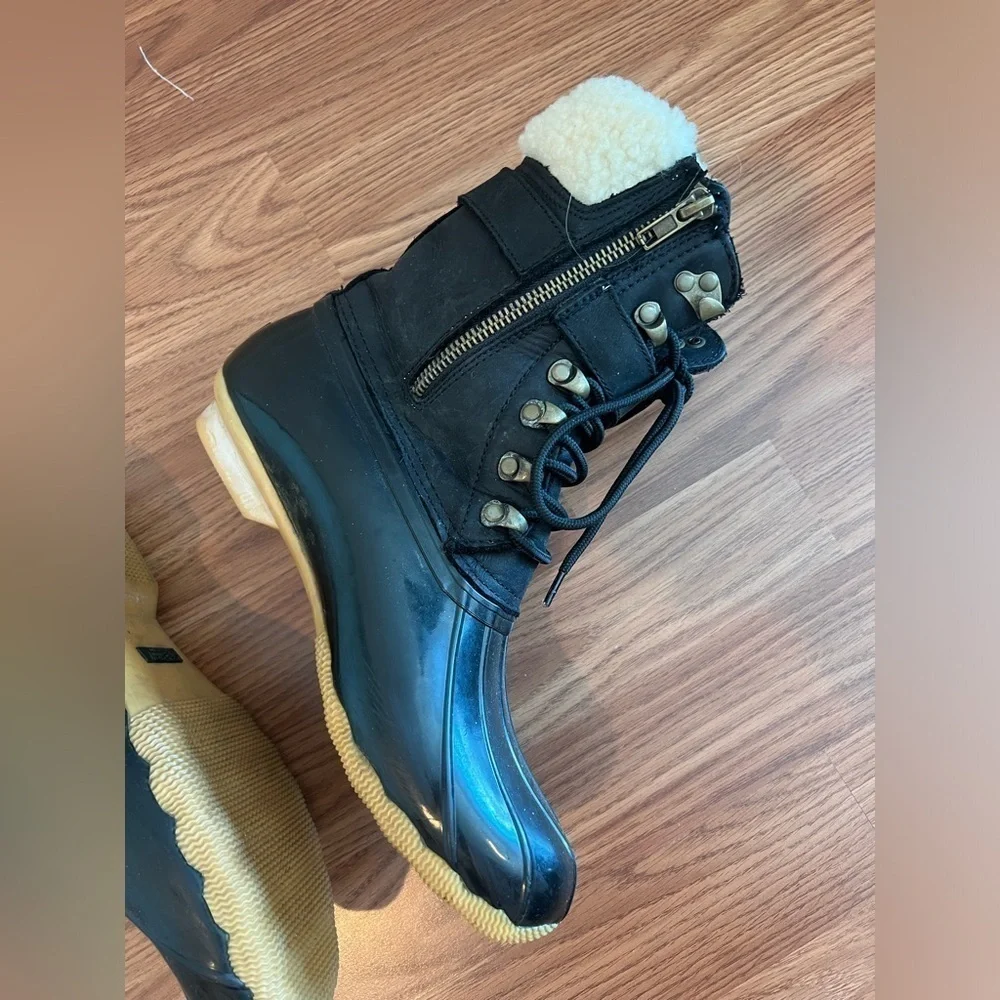 Sperry Top-Sider Black Boots with Cream Fur Lining